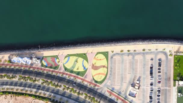 阿拉伯联合酋长国Ras Khaimah酋长国Marjan岛的沿海公路和有棕榈树和跑道的木板路 — 图库视频影像