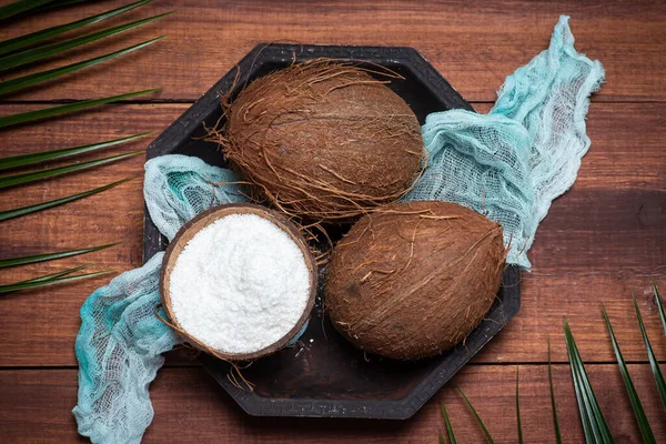 Frutas Coco Abertas Raladas Uma Mesa Madeira Vista Superior — Fotografia de Stock