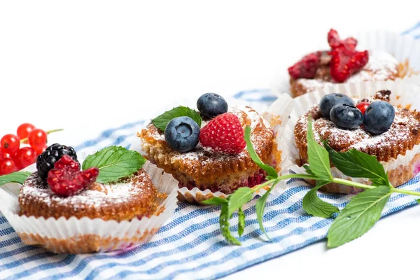Muffins Frutas Bayas Mixtas Con Mora Frambuesa Arándanos Aislados —  Fotos de Stock
