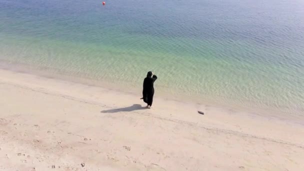 Muslimische Frau Hijab Abaya Kleid Meer Luftbild — Stockvideo