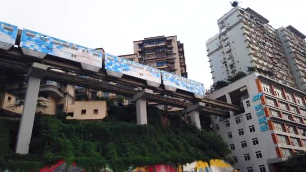 2020年8月25日 中国の重慶市の地下鉄駅のための住宅ビルに入る地下鉄列車 ユニークな建築ソリューションは この地下鉄駅を観光名所にしました — ストック動画