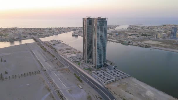 Puesta Sol Sobre Las Torres Emblemáticas Del Emirato Ras Khaimah — Vídeo de stock