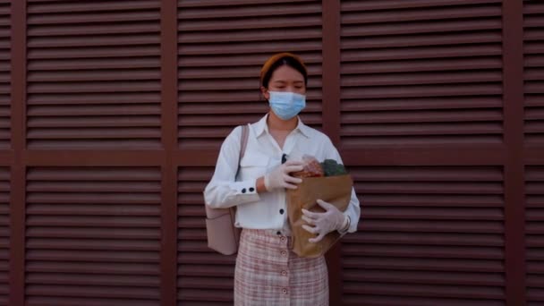 Mujer Asiática Sosteniendo Una Bolsa Compras Con Comestibles Mientras Usa — Vídeo de stock