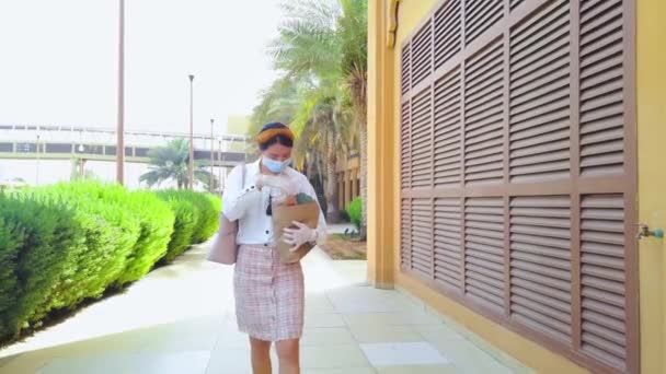 Ασιάτισσα Που Κουβαλάει Τσάντα Ψώνια Φορώντας Μάσκα Και Γάντια Για — Αρχείο Βίντεο