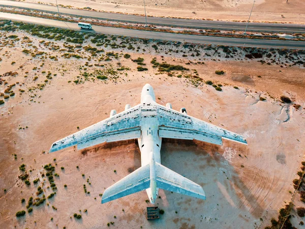 Umm Quwain 사막에 버려진 비행기가 새벽에 아랍에미리트 전망대에 모습을 드러냈다 — 스톡 사진