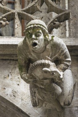 Bir katedral bir cephe üzerinde çirkin yaratık