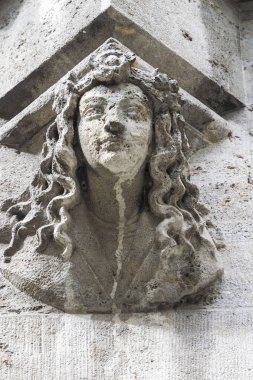 Bir katedral bir cephe üzerinde çirkin yaratık