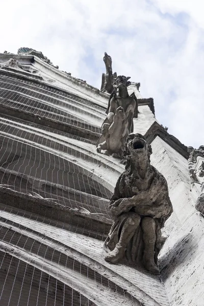 Bir katedral bir cephe üzerinde çirkin yaratık