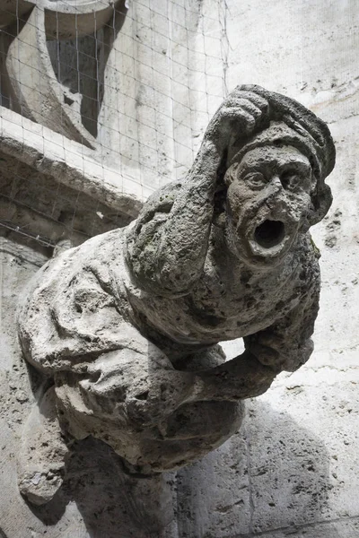 Bir katedral bir cephe üzerinde çirkin yaratık