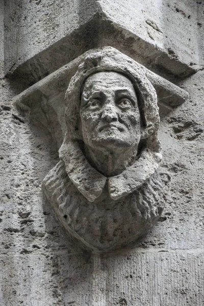 Bir katedral bir cephe üzerinde çirkin yaratık