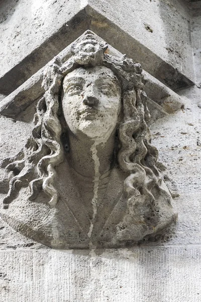 Bir katedral bir cephe üzerinde çirkin yaratık