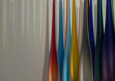 Güzel uzun renkli cam vazolar..