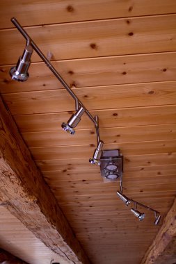 Moderne Lampe ve Holzdecke