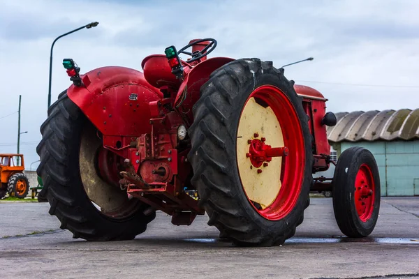 Iskelede Kırmızı Traktör — Stok fotoğraf