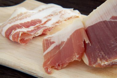 İspanyolca jambon, İtalyan Prosciutto Crudo ya da Parma jambonu, tüm bacak kesme tahtası üzerinde kesme makinası