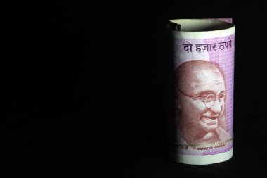 Yeni Hint parası. 2000 rupi. Siyah arkaplanda izole edilmiş Hint para birimi.