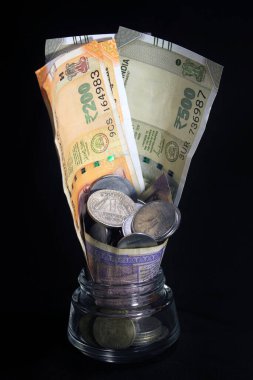 Şimdi ve eski Hint paraları. 50, 100, 200, 500 rupi. Siyah arkaplanda izole edilmiş Hint para birimi.