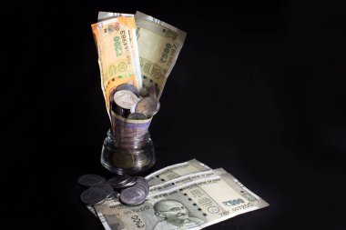 Şimdi ve eski Hint paraları. 50, 100, 200, 500 rupi. Siyah arkaplanda izole edilmiş Hint para birimi.