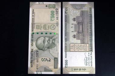 Hint parası. İçinde Hint parası olan 500 rupi. Siyah arkaplanda izole edilmiş Hint para birimi.