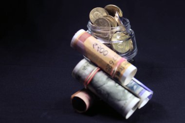 Şimdi ve eski Hint paraları. 50, 100, 200, 500 rupi. Siyah arkaplanda izole edilmiş Hint para birimi.