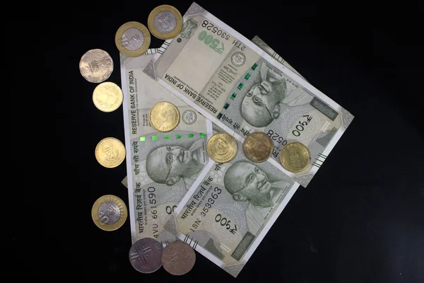 インド通貨 インドの硬貨で500ルピー紙幣 黒の背景に孤立したインド通貨 — ストック写真