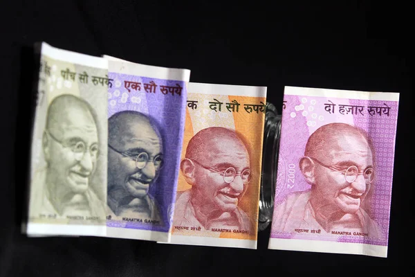 インド通貨 100 200 500 2000ルピー札 黒の背景に孤立したインド通貨 — ストック写真