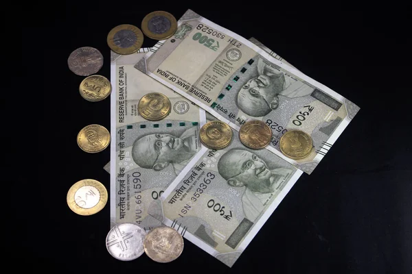 インド通貨 インドの硬貨で500ルピー紙幣 黒の背景に孤立したインド通貨 — ストック写真