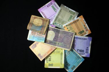 Şimdi ve eski Hint paraları. 50, 100, 200, 500 rupi. Siyah arkaplanda izole edilmiş Hint para birimi.