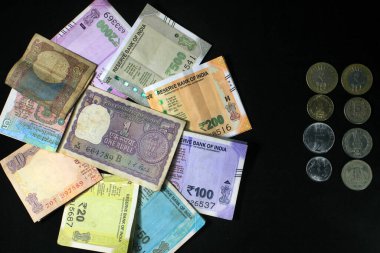 Şimdi ve eski Hint paraları. 50, 100, 200, 500 rupi. Siyah arkaplanda izole edilmiş Hint para birimi.