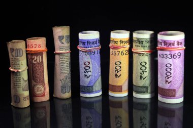 Şimdi ve eski Hint paraları. 50, 100, 200, 500, 2000 rupi. Siyah arkaplanda izole edilmiş Hint para birimi.