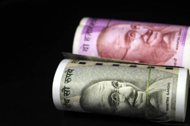 Yeni Hint parası. 500, ve 2000 rupi. Siyah arkaplanda izole edilmiş Hint para birimi.