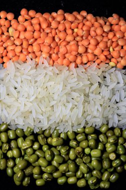 15 Ağustos 'ta Hindistan' ın Bağımsızlık Günü konsepti, Hindistan bayrağı siyah zemin üzerinde izole edilmiş tahıllar tarafından yapıldı. Hindistan 'ın Bağımsızlık Günü 15 Ağustos Kavramsal Fotoğrafçılık: Hindistan Ulusal Bayrağının üç rengi.