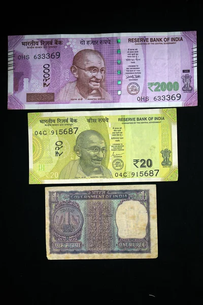 黒を背景に2021年の新年のコンセプトを持つインドのお金 インド通貨で2021年の新年の概念 黒の背景にインド通貨 — ストック写真