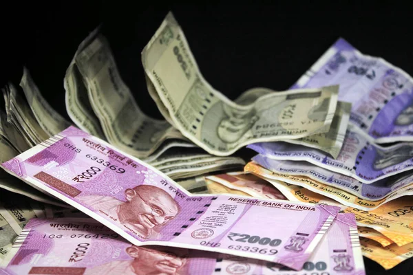 インド通貨 200 500 2000ルピー札 黒の背景に孤立したインド通貨 — ストック写真