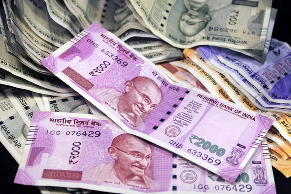 インド通貨 200 500 2000ルピー札 黒の背景に孤立したインド通貨 — ストック写真
