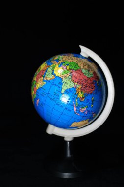 Dünya küresi siyah bir arkaplanda izole edildi. Siyah arka planda okul küresi.