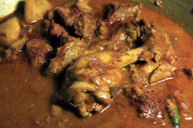 Haşlanmış tavuk çorbası. Acılı ve baharatlı Körili Tavuk.