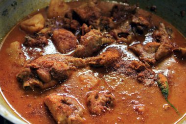 Haşlanmış tavuk çorbası. Acılı ve baharatlı Körili Tavuk.