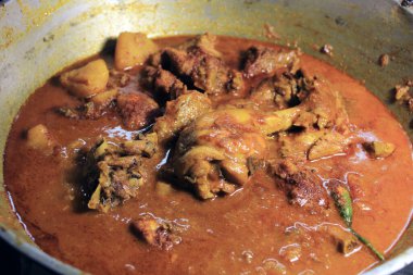 Haşlanmış tavuk çorbası. Acılı ve baharatlı Körili Tavuk.