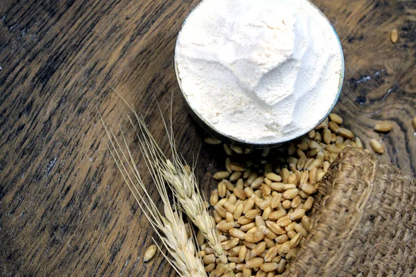 Купа Органічної Цільної Зернової Пшениці Свіже Зібране Зерно Пшениці Фоні — стокове фото