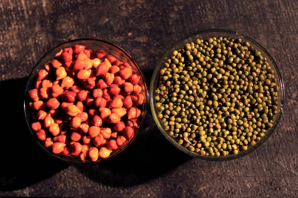 Sammlung Von Hülsenfrüchten Kichererbsen Grüne Erbsen Isoliert Auf Schwarzem Hintergrund — Stockfoto