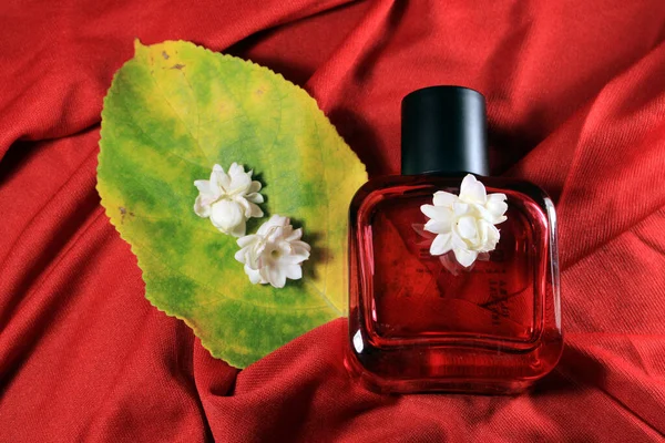 Frasco Perfume Para Hombre Color Rojo Aislado Sobre Fondo Seda —  Fotos de Stock