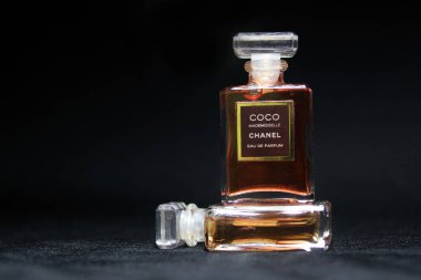 Paris, Fransa 13 Mayıs 2020: Chanel parfüm şişeleri siyah arka planda izole edildi. Farklı Chanel parfüm ürünleri olan şişeler..