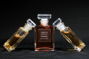 Paris, Fransa 13 Mayıs 2020: Chanel parfüm şişeleri siyah arka planda izole edildi. Farklı Chanel parfüm ürünleri olan şişeler..