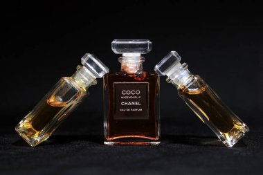 Paris, Fransa 13 Mayıs 2020: Chanel parfüm şişeleri siyah arka planda izole edildi. Farklı Chanel parfüm ürünleri olan şişeler..