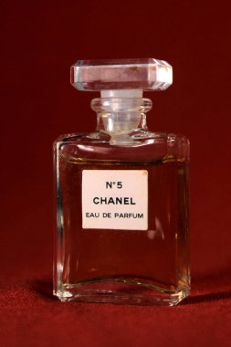 Paris, Hindistan, 13 Mayıs 2020: Chanel parfüm şişeleri kırmızı arka planda izole edilmiş mücevherler. Farklı Chanel parfüm ürünleri olan şişeler..