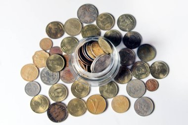 Hint Eski Bozuklukları. Beyaz arka planda izole edilmiş Hint eski ve yeni paraları. Geçerli ve geçersiz Hint paraları.