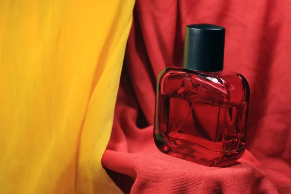 Rode Kleur Mannen Parfum Fles Geïsoleerd Rode Zijde Achtergrond Rode — Stockfoto