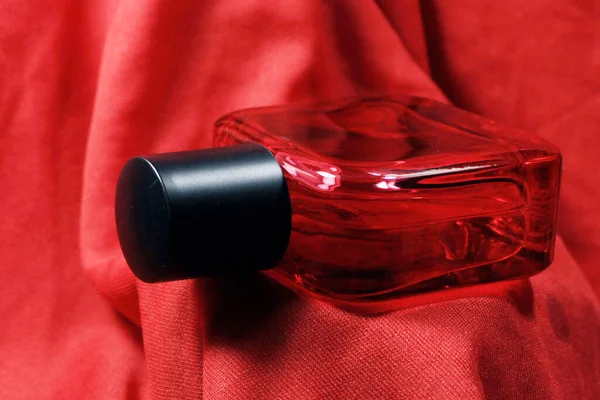 Rote Farbe Männer Parfümflasche Isoliert Auf Rotem Seidenhintergrund Rote Parfümflasche — Stockfoto