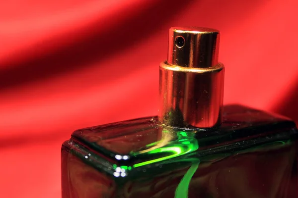 Frasco Perfume Color Verde Con Accesorios Femeninos Aislados Sobre Fondo — Foto de Stock